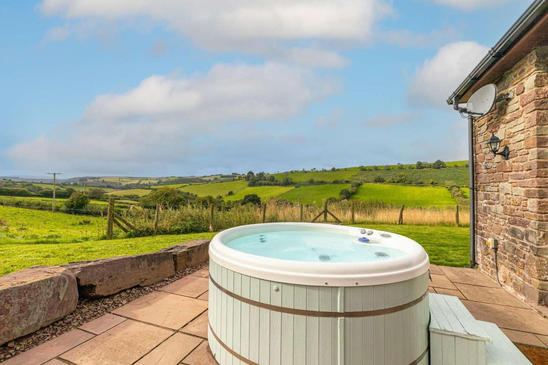 Hilltop View With Hot Tub Brecon Extérieur photo